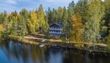 Stort fritidshus med egen brygga och sjöutsikt