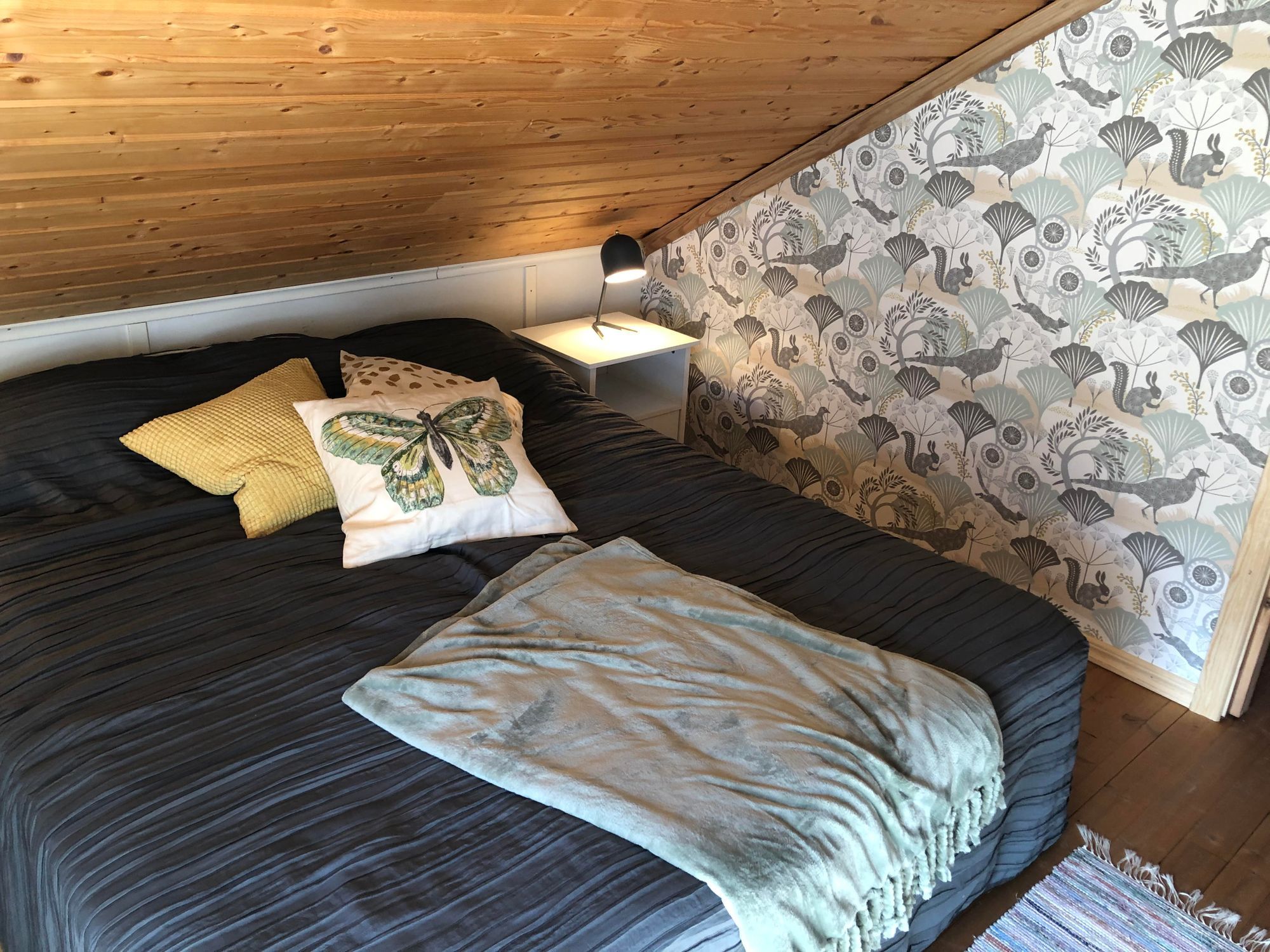 Timmerstuga vid en sjö i Småland – bild 2 av 24