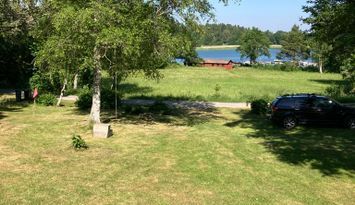 Välrenoverad stuga med havsutsikt