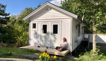 Vi hyr ut vår Gäststuga 400 meter från stranden.