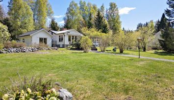 Villa, nära långgrund strand i enskilt område