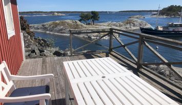 Fin sjöstuga med oslagbart läge på Möja
