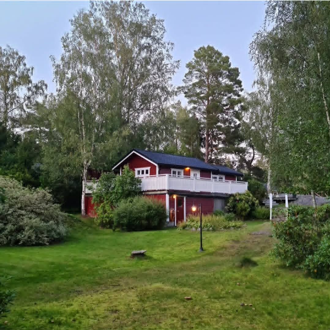 Mysig stuga med sjö och havsnära läge