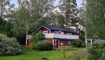 Mysig stuga med sjö och havsnära läge