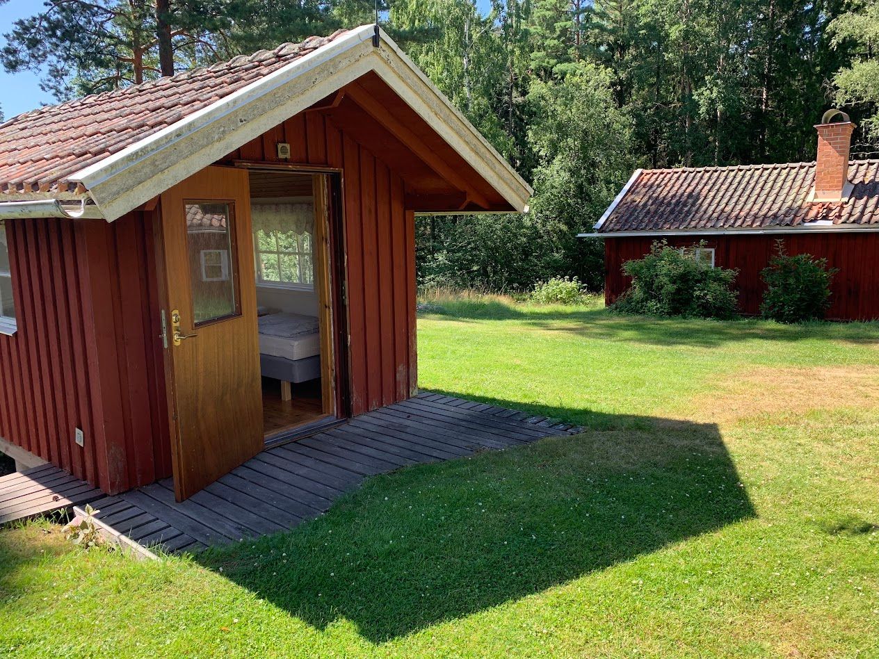 Stuga nära hav och bad. Roddbåt, egen brygga. – bild 13 av 24