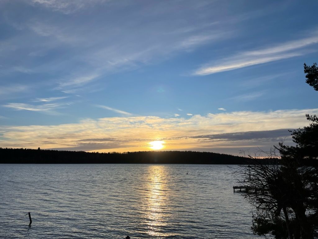 Sjö stuga vid vatten och strand nära Stockholm