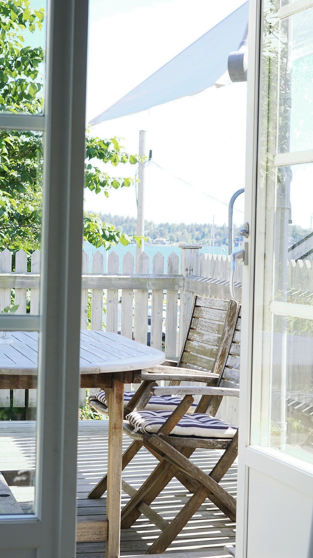 Centrala Vaxholm med utsikt över hamnen och havet – bild 5 av 19