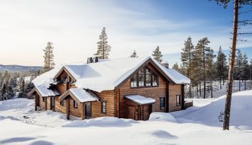 Nybyggd fjällstuga i modern arkitektur med panoram