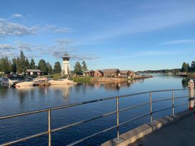 Sommarstuga i sommaridyll uthyres