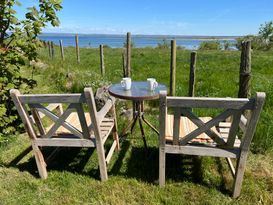 Gemütlicher Hafen von Häljaröds, Hütte mit Meerbli