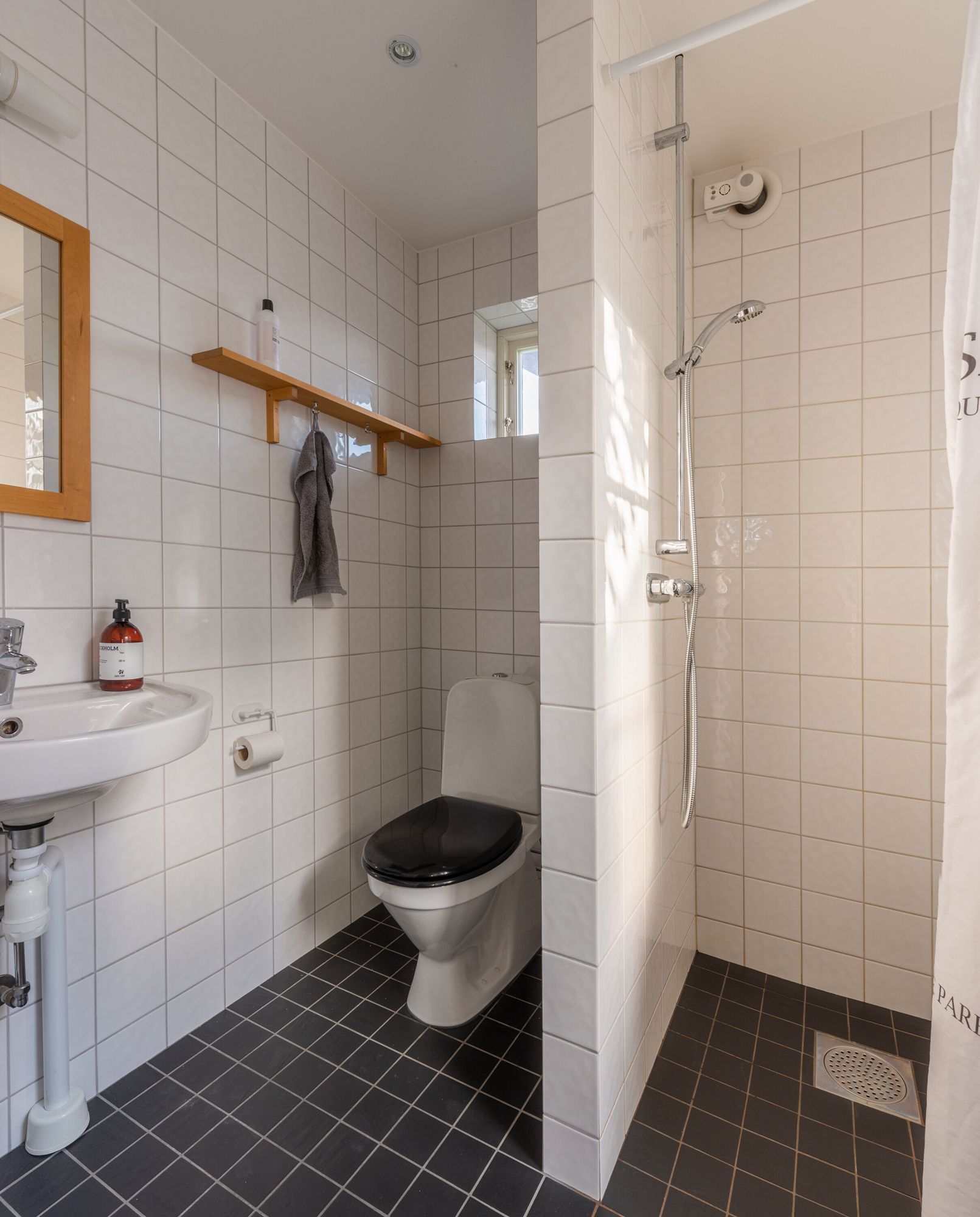 Centrala Vaxholm med utsikt över hamnen och havet – bild 10 av 19