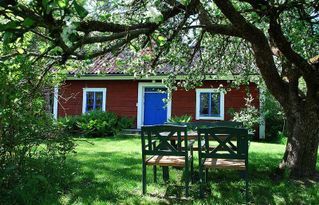 Stuga på liten lantgård mellan Vänern och Vättern