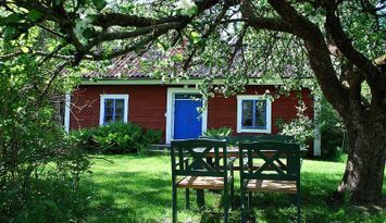Stuga på liten lantgård mellan Vänern och Vättern
