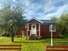 Cozy cabin + guest cabin, short walk to the beach!