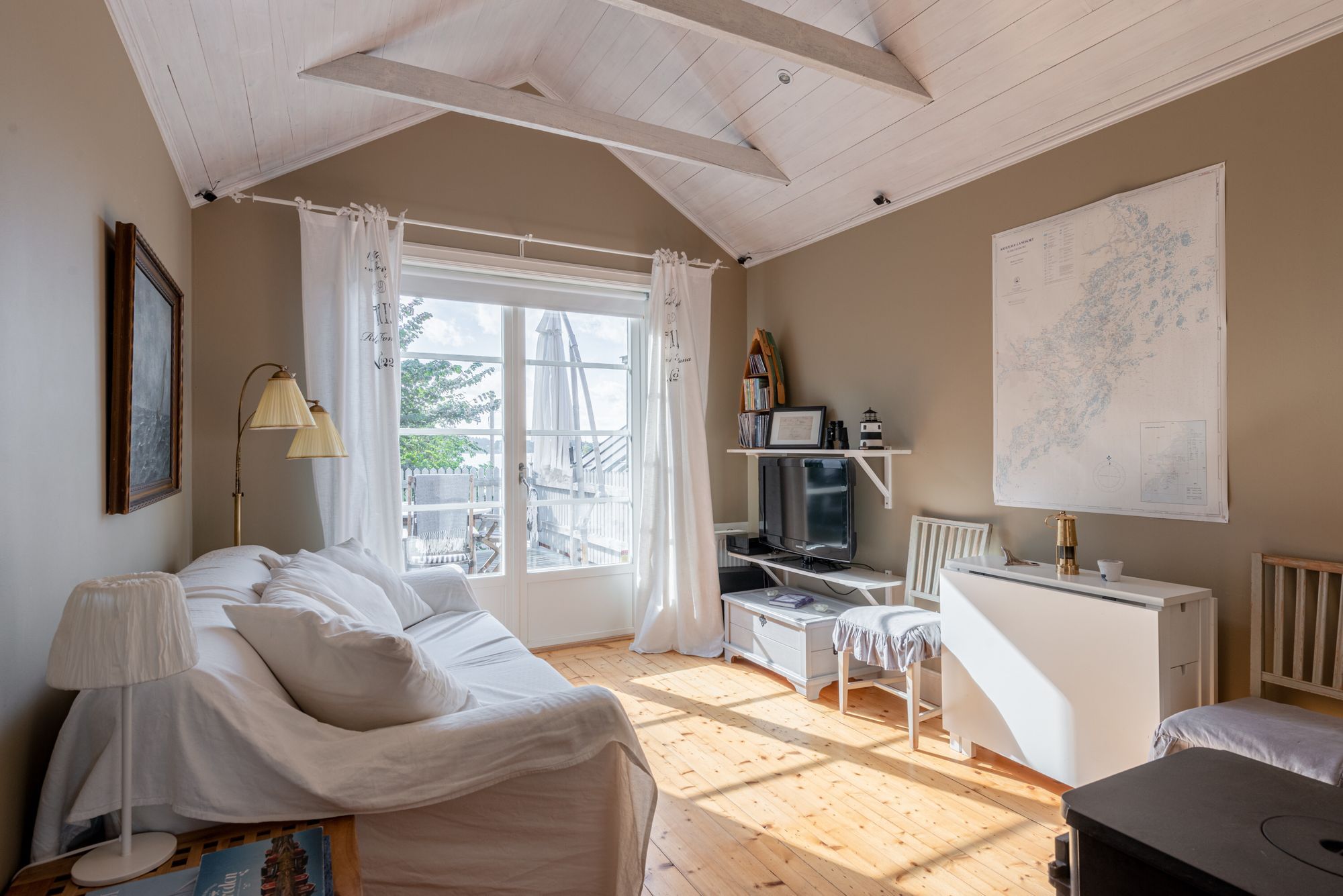 Centrala Vaxholm med utsikt över hamnen och havet – bild 6 av 19