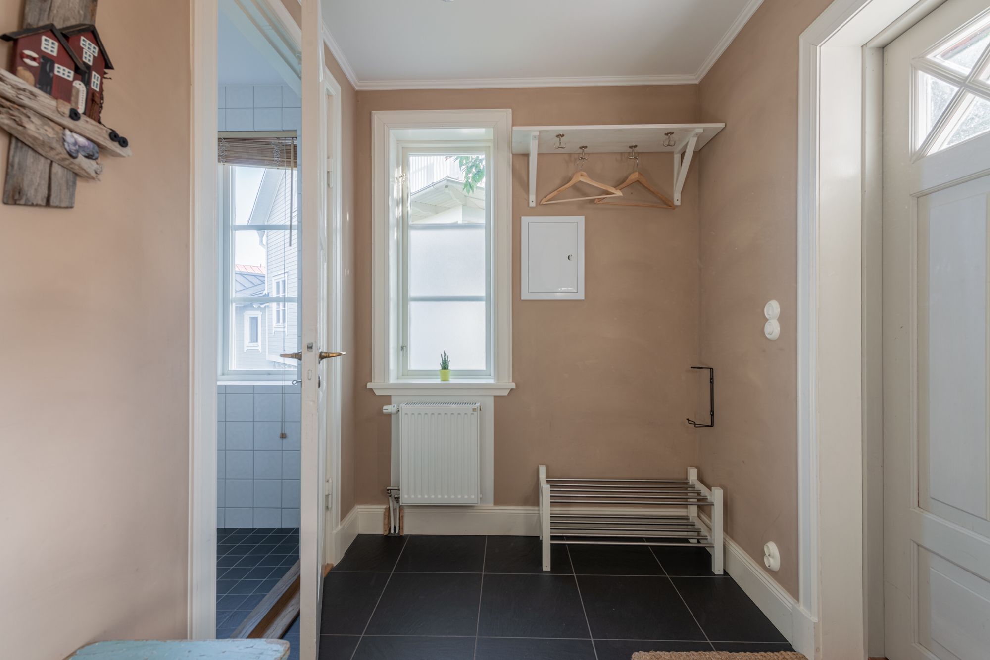 Centrala Vaxholm med utsikt över hamnen och havet – bild 11 av 19