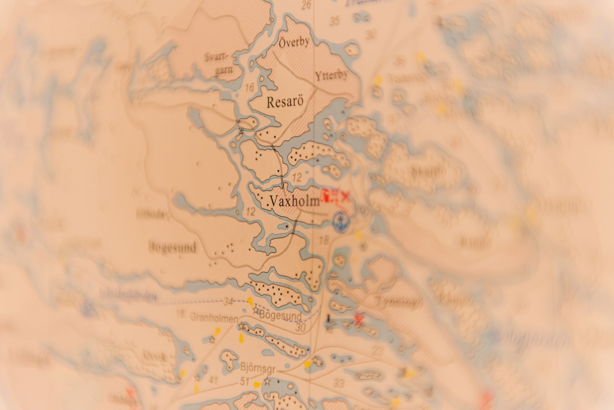 Centrala Vaxholm med utsikt över hamnen och havet – bild 18 av 19