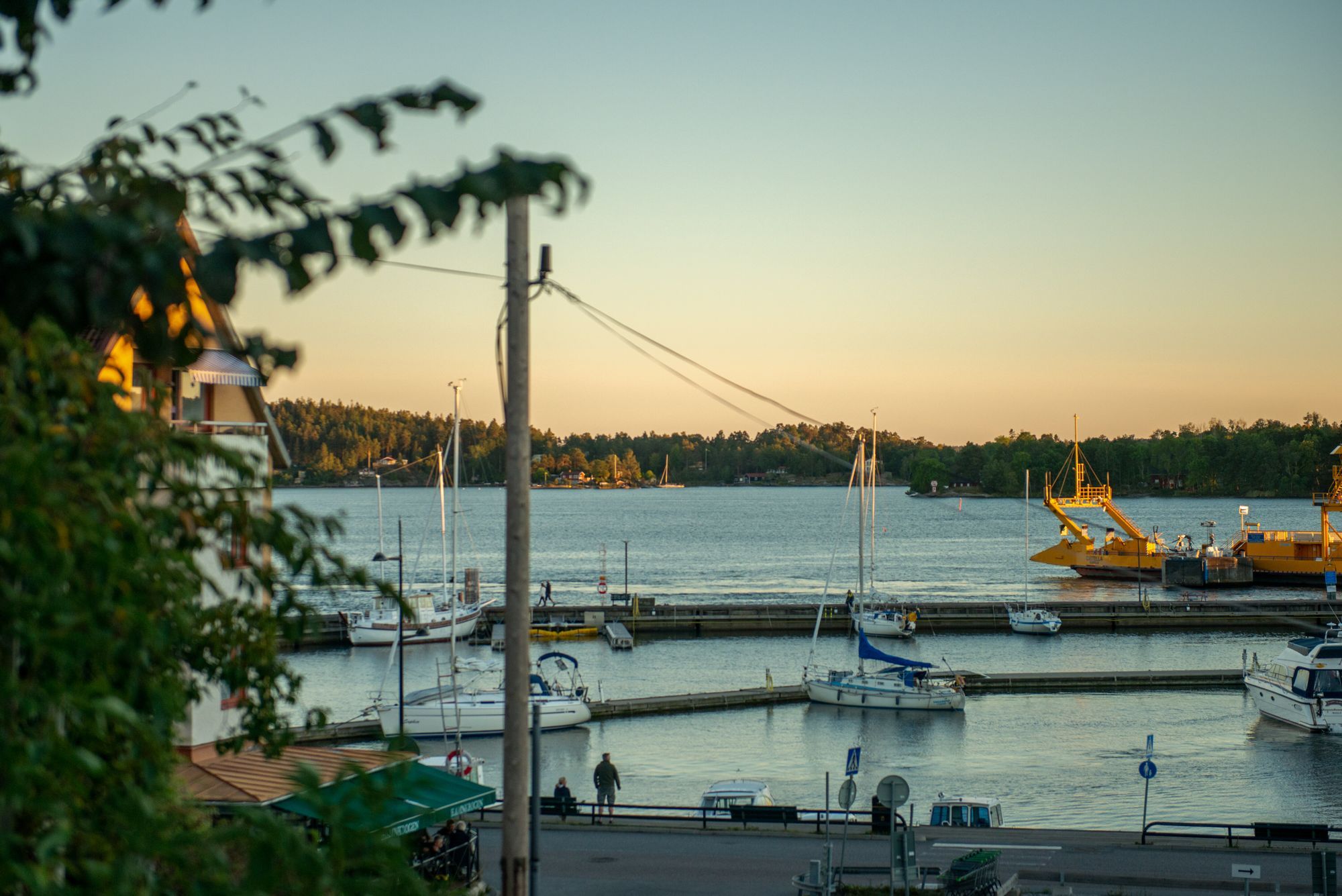 Centrala Vaxholm med utsikt över hamnen och havet – bild 19 av 19