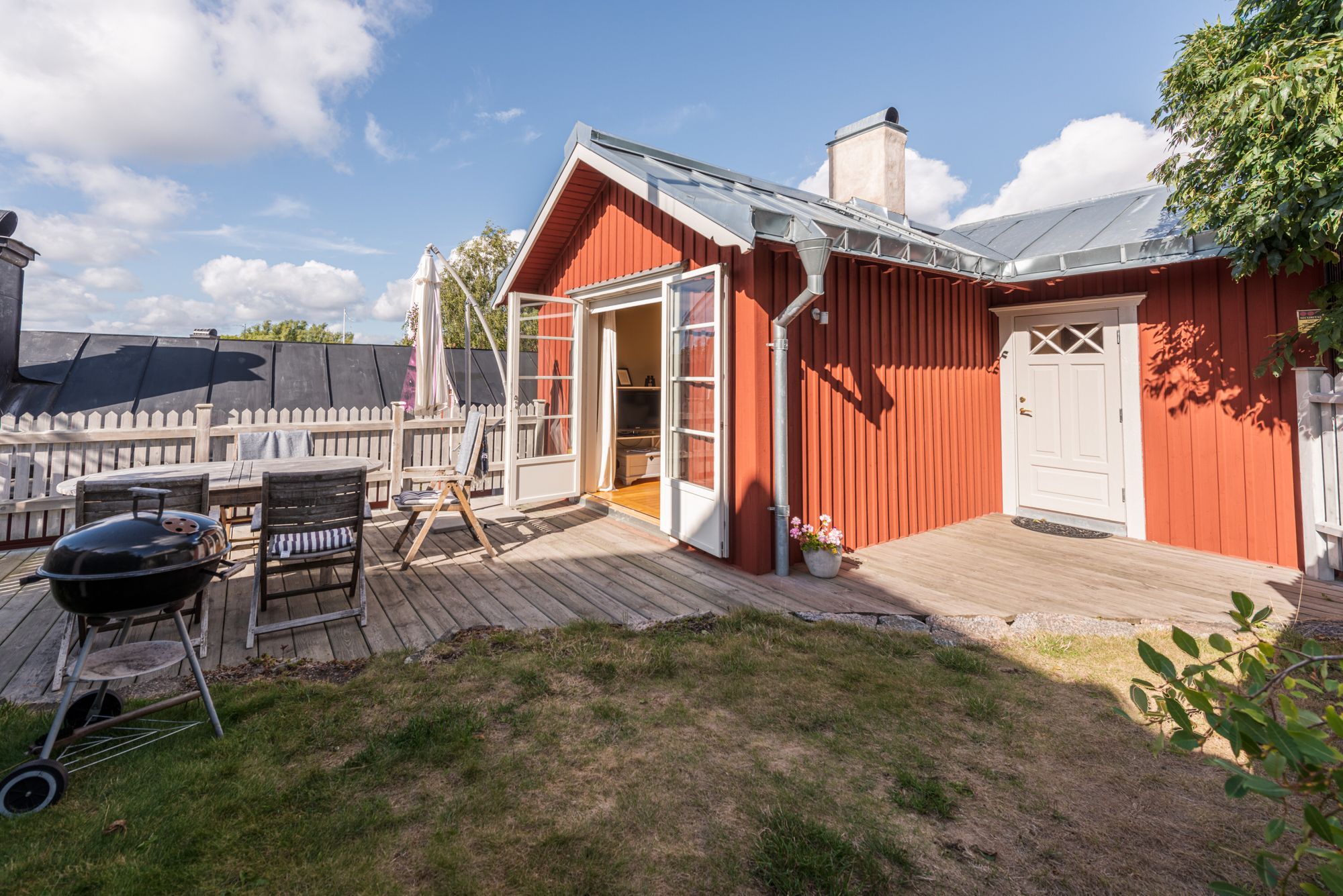 Centrala Vaxholm med utsikt över hamnen och havet – bild 14 av 19