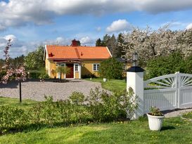 Charmig 1800-talsstuga nära havet (Vikbolandet)