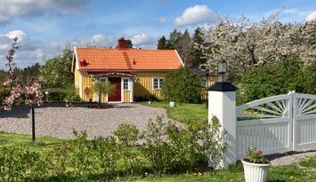 Charmig 1800-talsstuga nära havet (Vikbolandet)