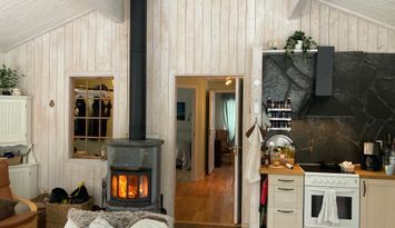 Stuga på skogstomt vid havet