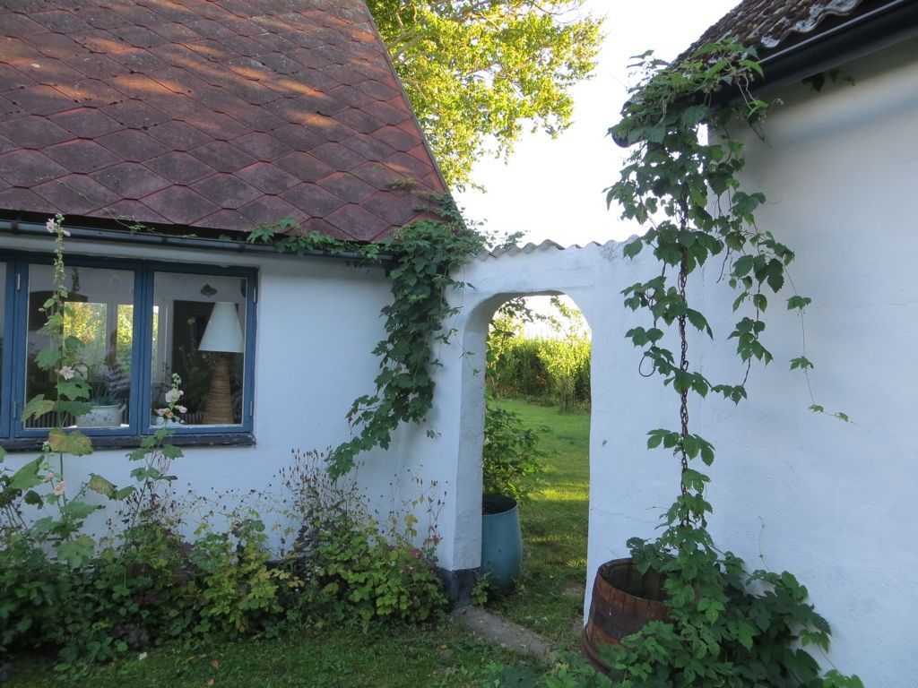 Fyrlängad gård mitt på Österlen – bild 5 av 16