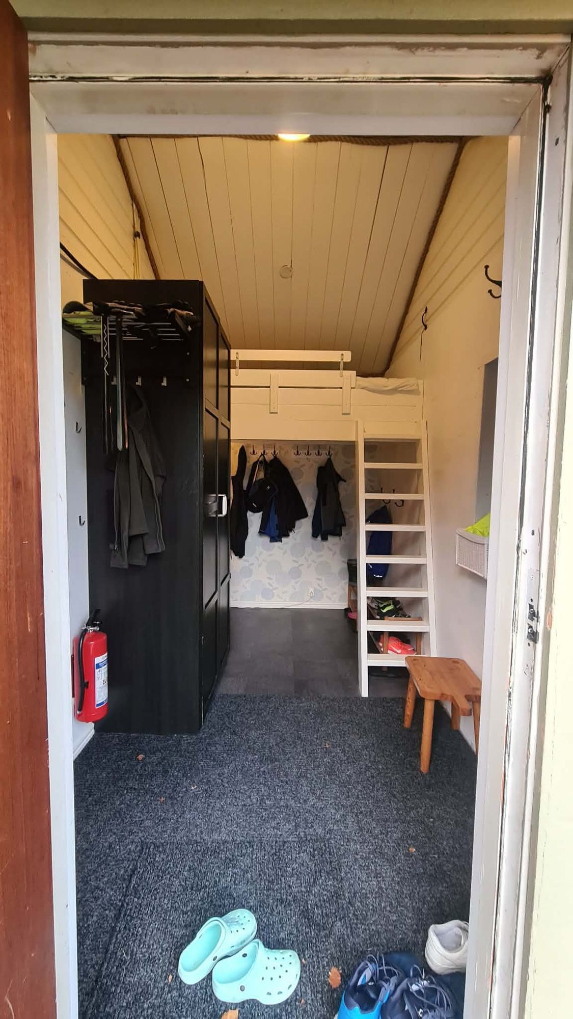 Stuga längsmed Vildmarksvägen i Jormvattnet n – bild 2 av 6