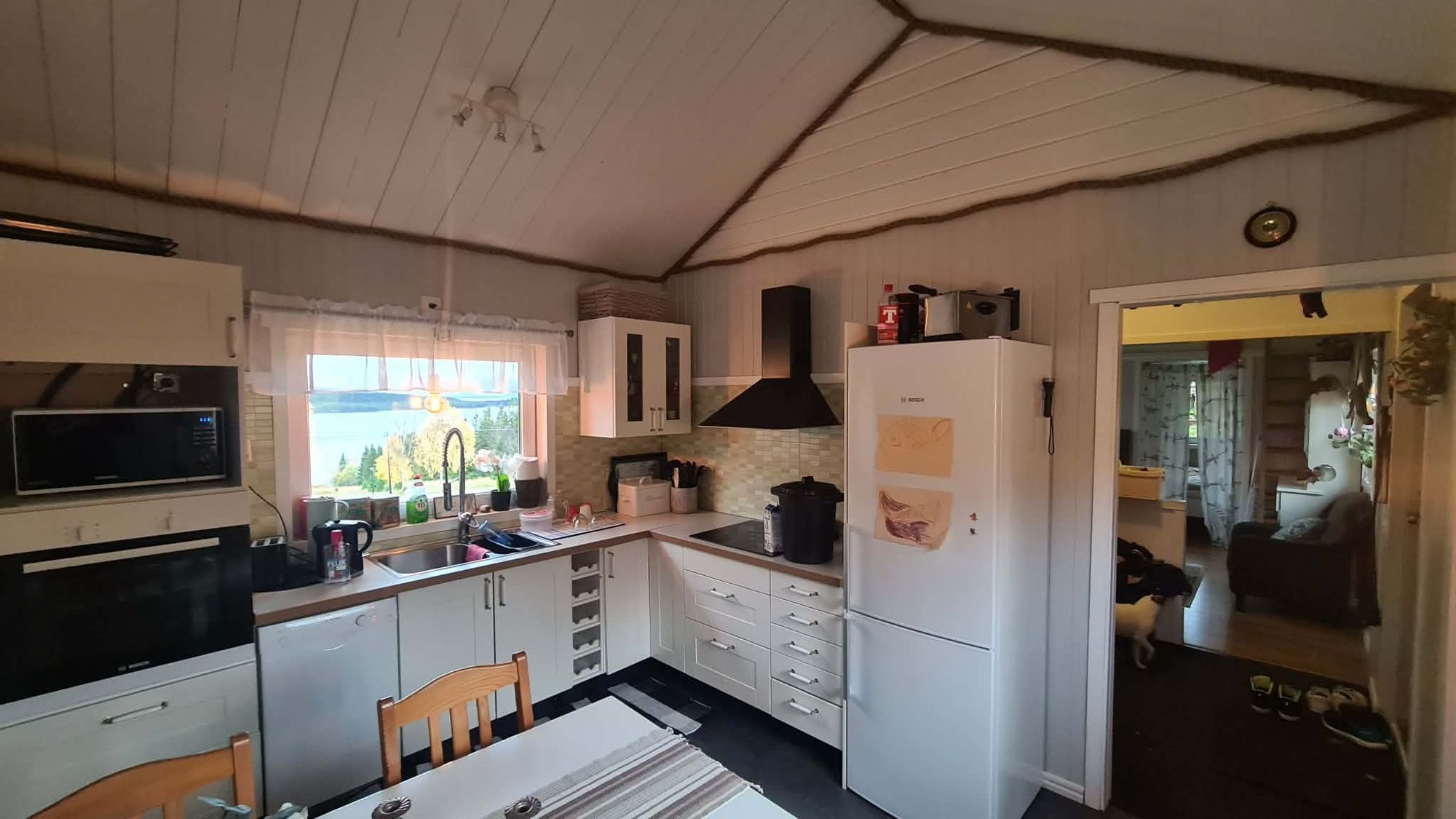 Stuga längsmed Vildmarksvägen i Jormvattnet n – bild 4 av 6