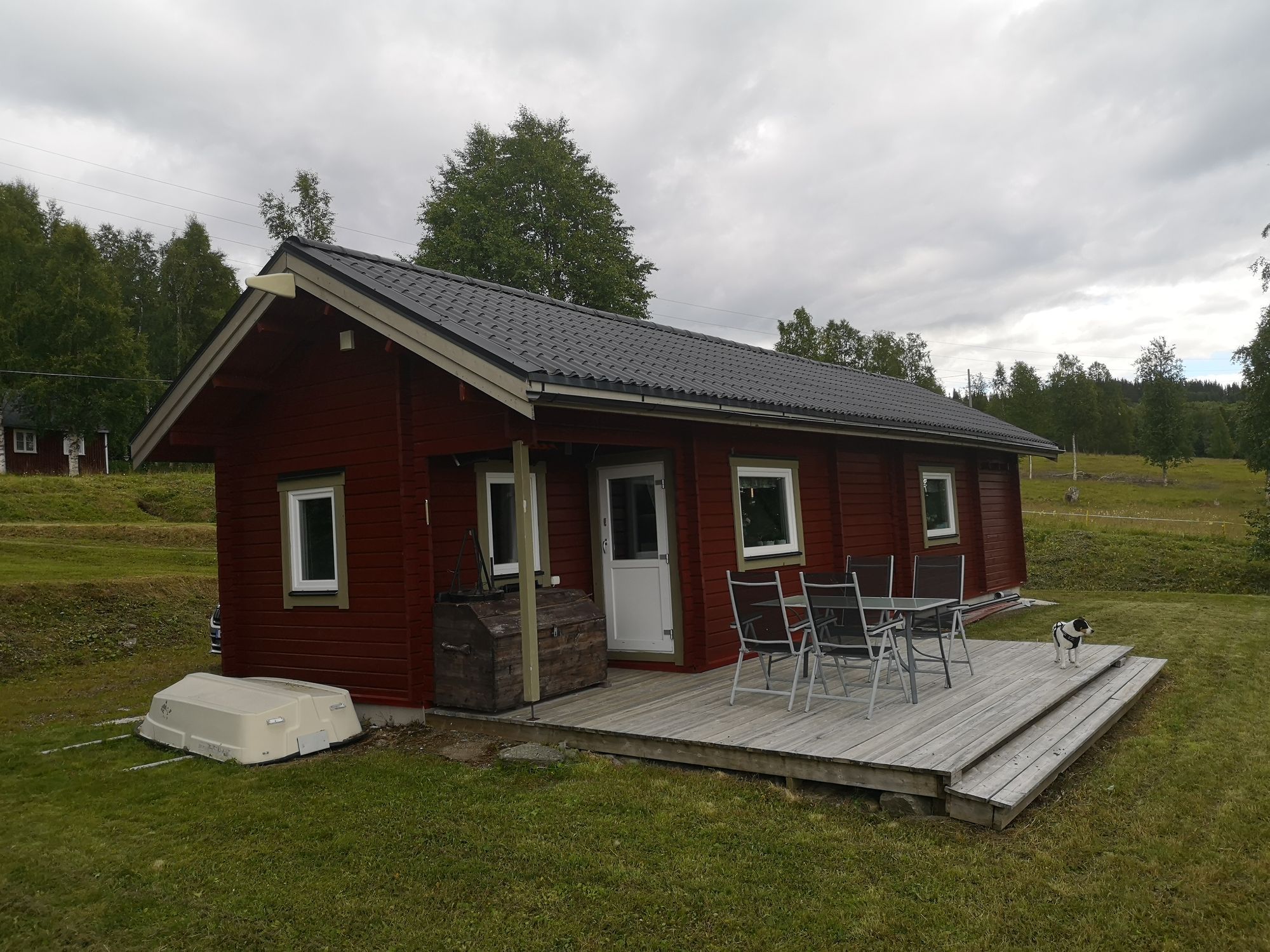 Stuga längsmed Vildmarksvägen i Jormvattnet n