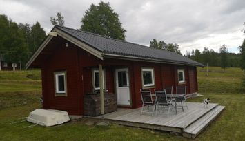 Stuga längsmed Vildmarksvägen i Jormvattnet n