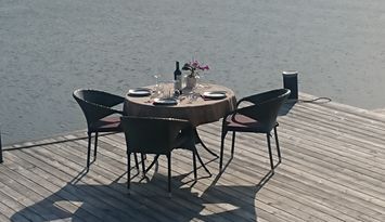 Havet, två meter från med egen brygga.