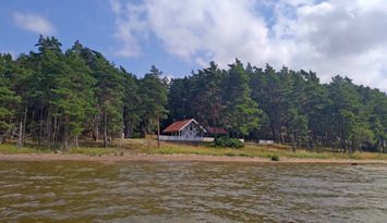 Stuga vid Svalnäs badplats