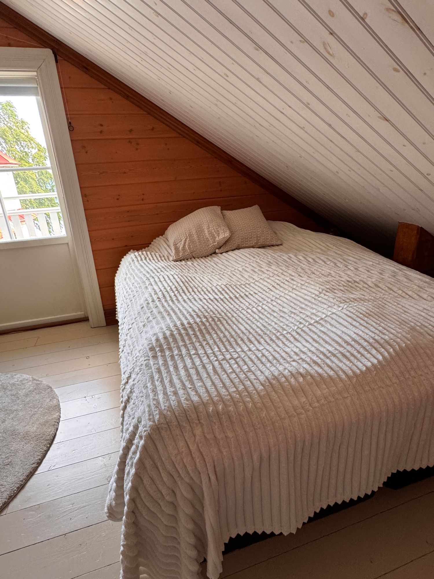 Två gästhus på sjötomt – bild 11 av 24