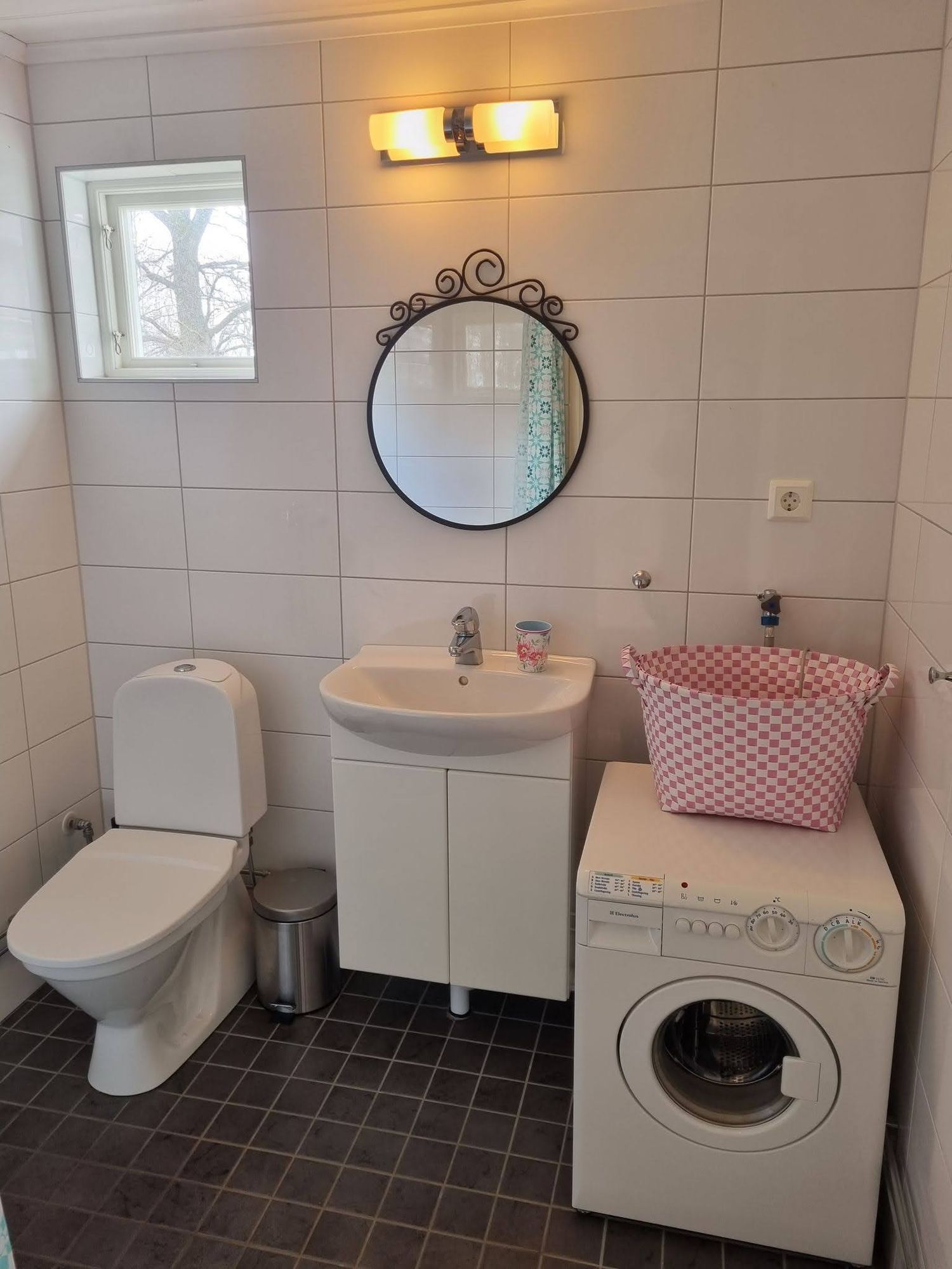 Soligt med stor tomt – bild 17 av 24