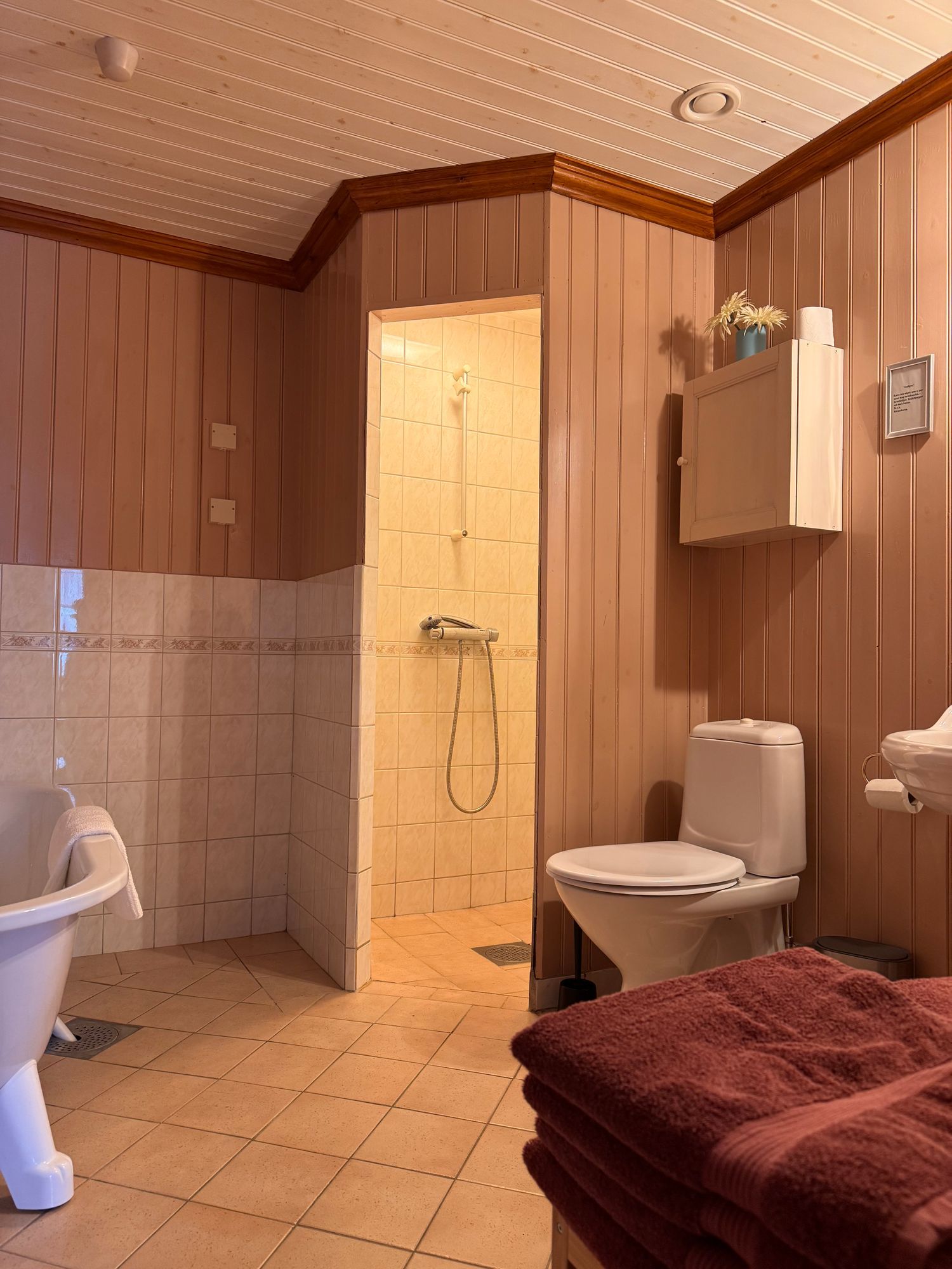 Två gästhus på sjötomt – bild 17 av 24