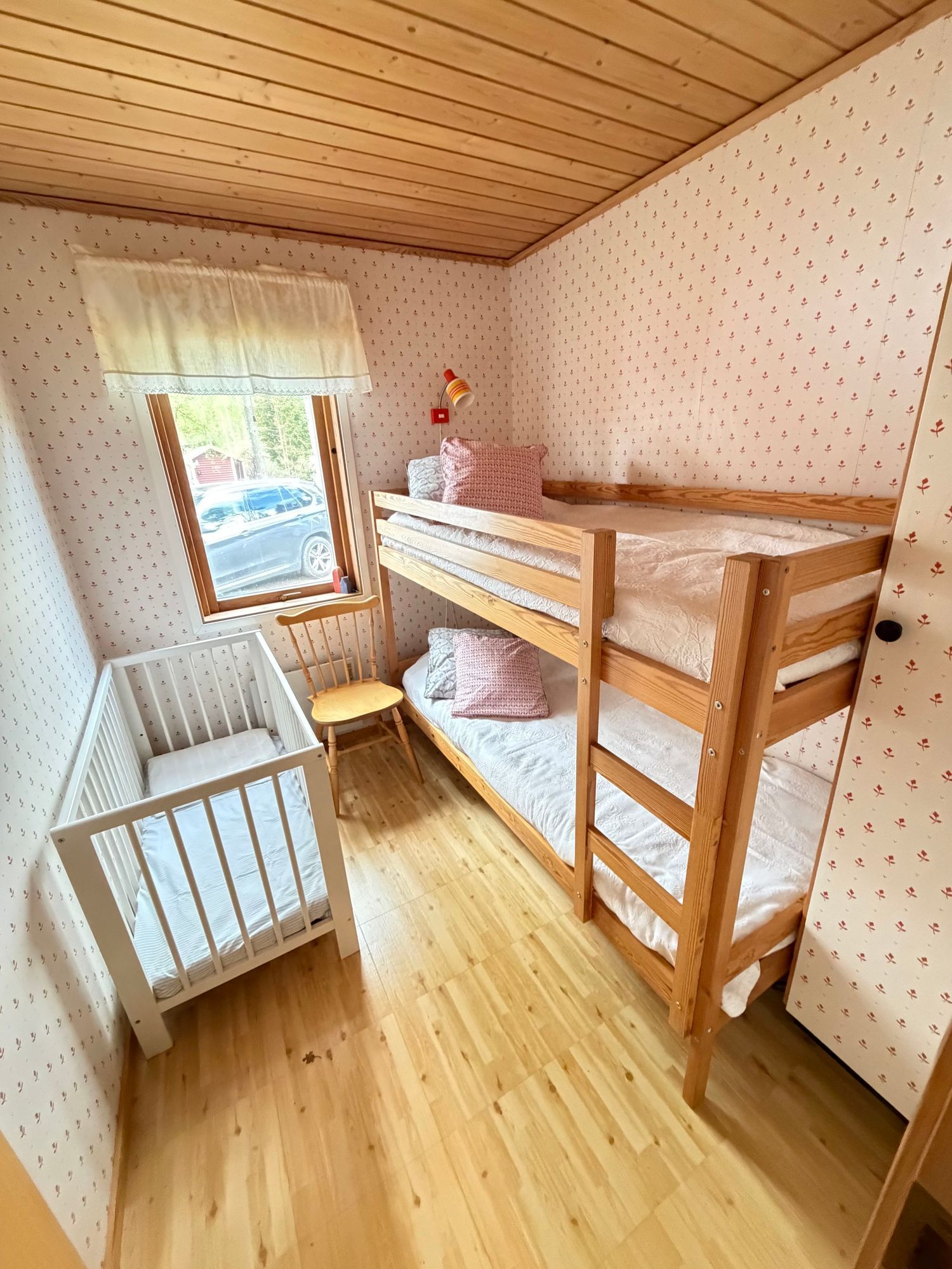 Stuga vid sjö, 3 sovrum, gäststuga eget kök, bad – bild 15 av 24