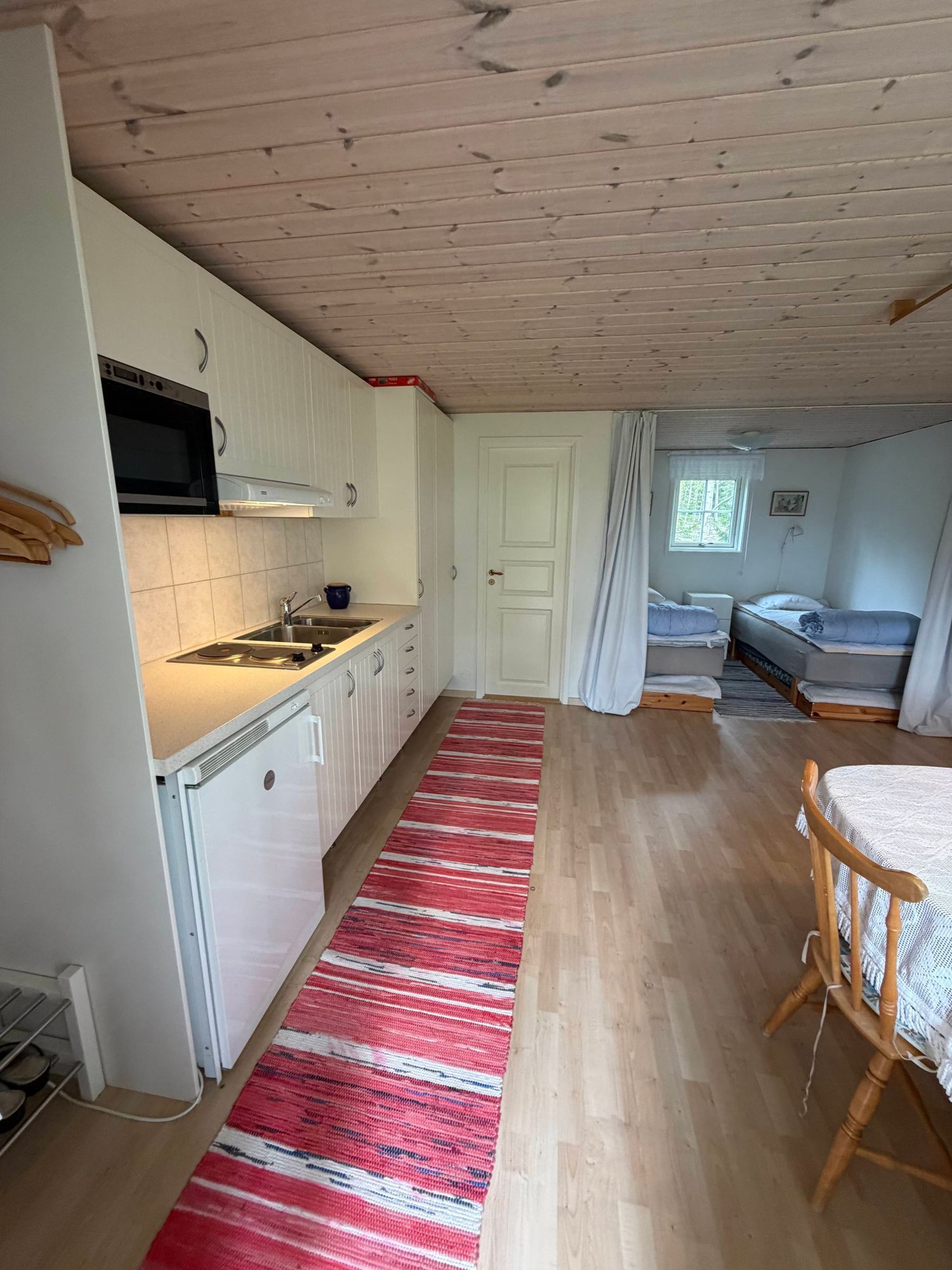 Stuga vid sjö, 3 sovrum, gäststuga eget kök, bad – bild 20 av 24