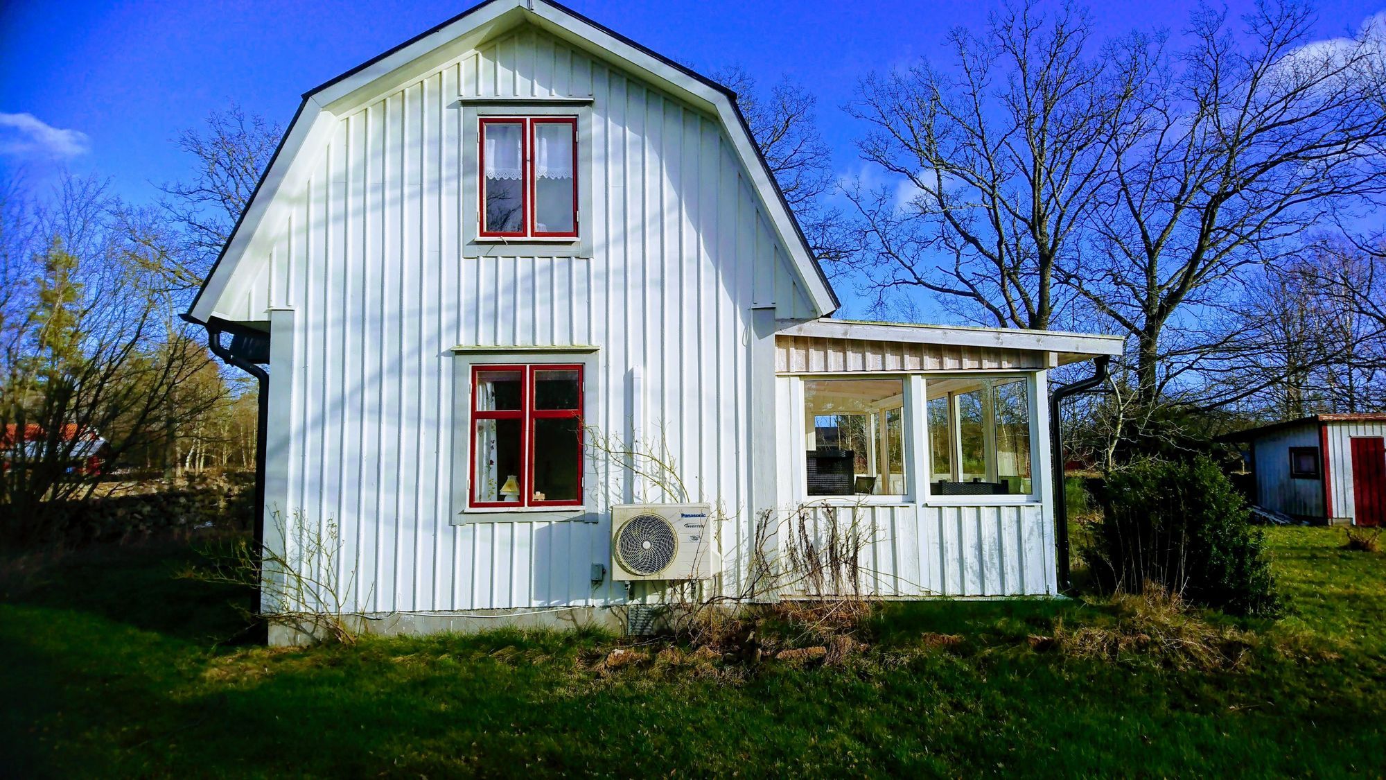 Soligt med stor tomt – bild 3 av 24