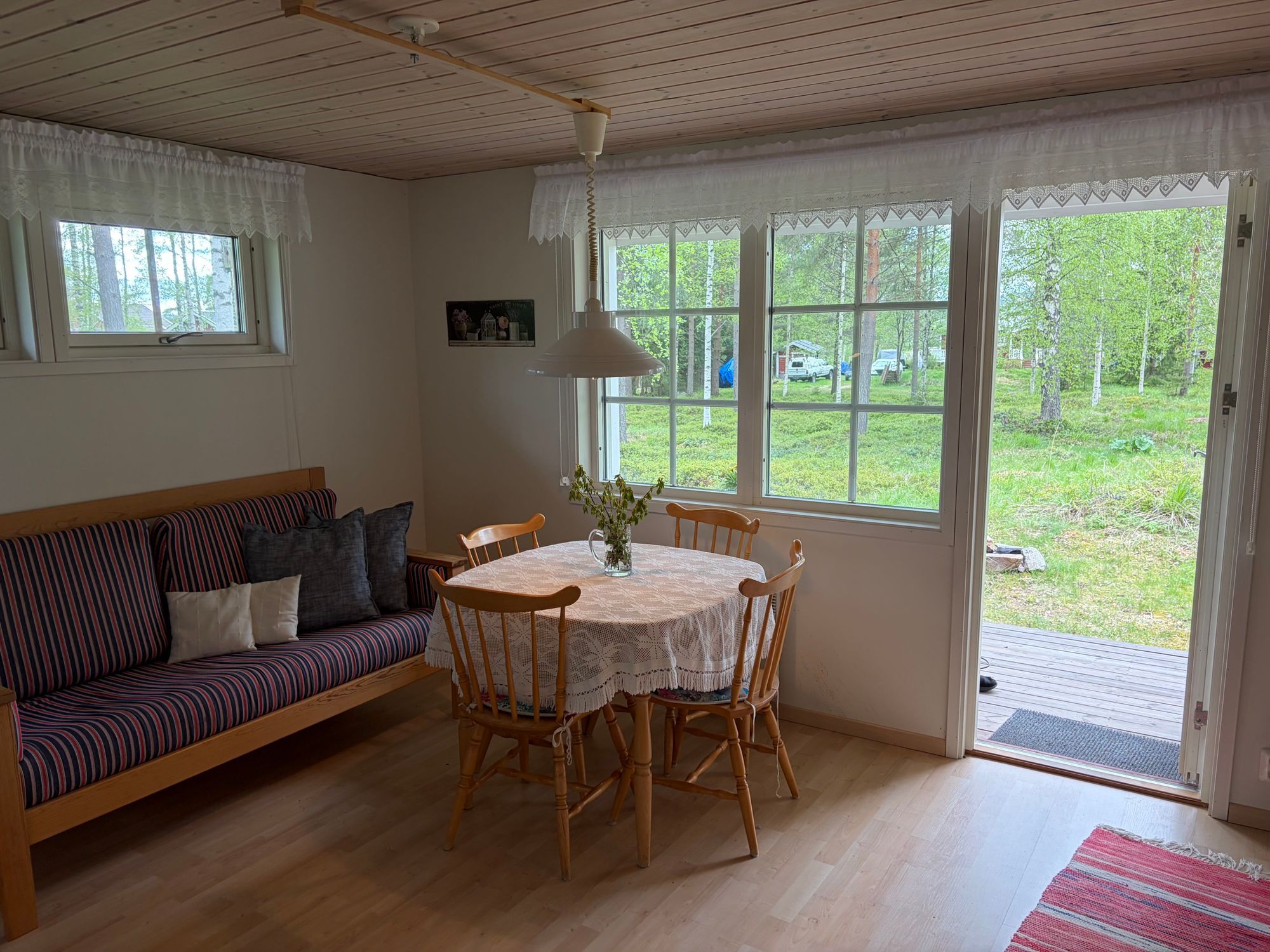 Stuga vid sjö, 3 sovrum, gäststuga eget kök, bad – bild 23 av 24