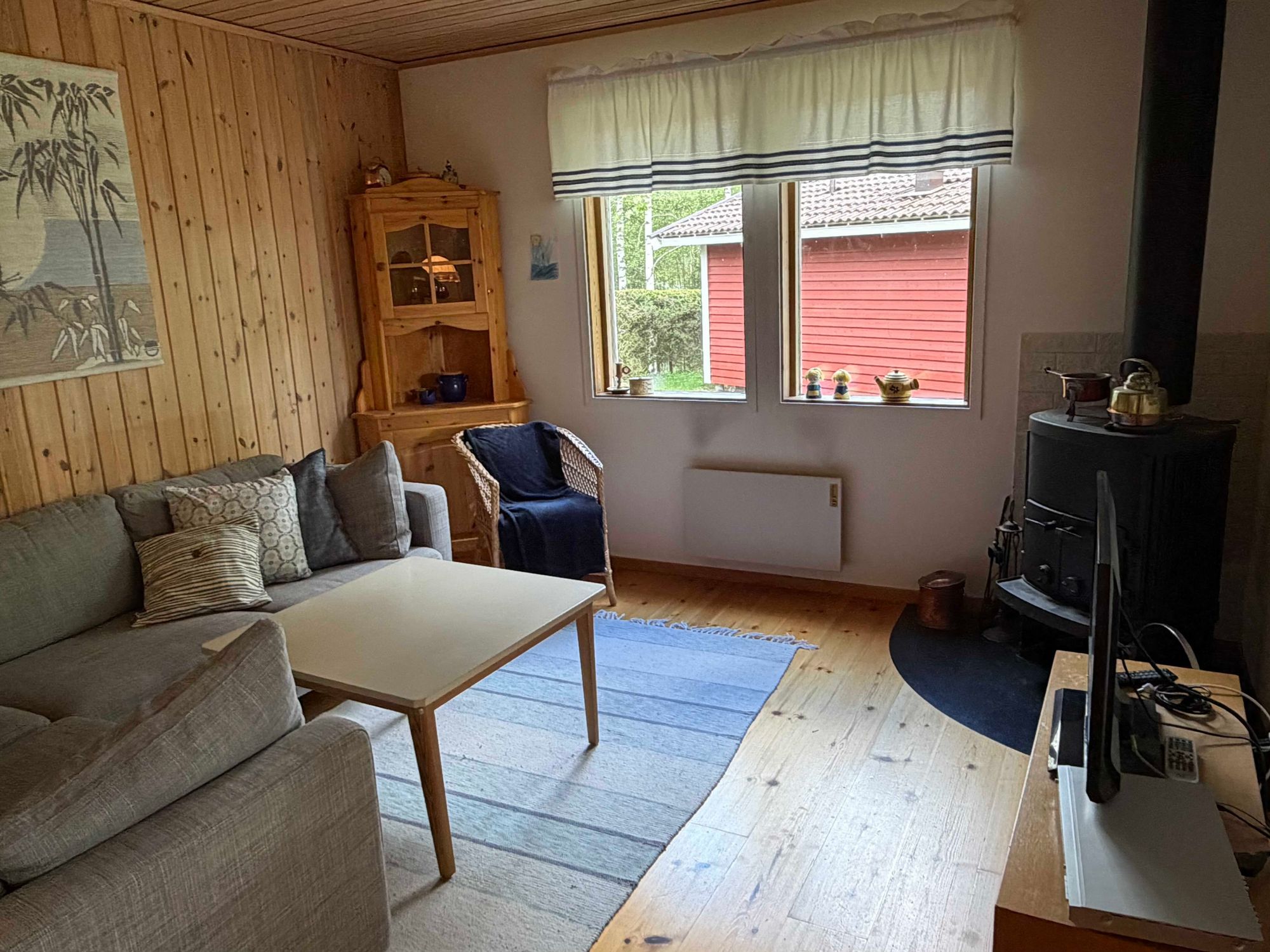Stuga vid sjö, 3 sovrum, gäststuga eget kök, bad – bild 7 av 24