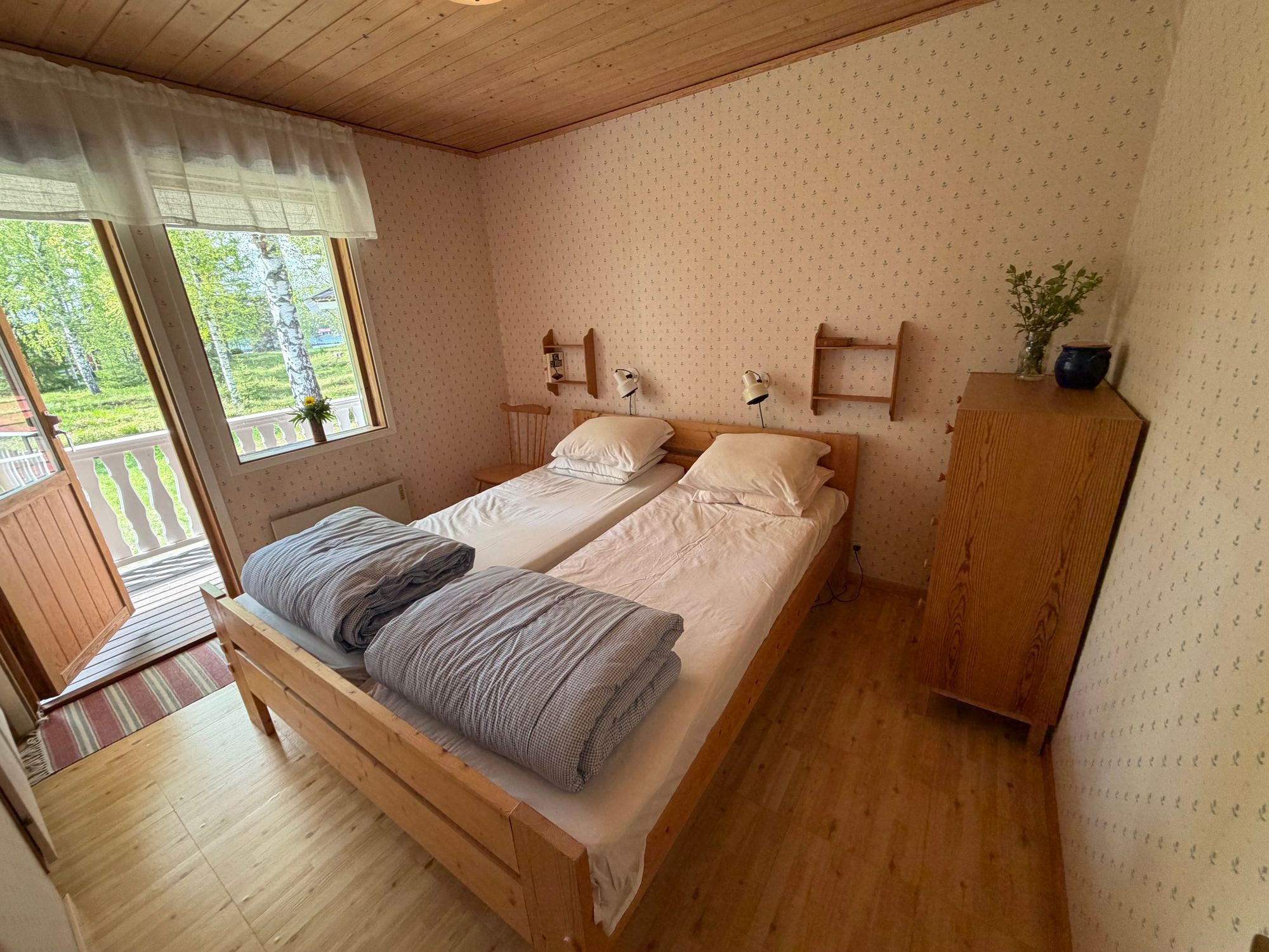 Stuga vid sjö, 3 sovrum, gäststuga eget kök, bad – bild 13 av 24