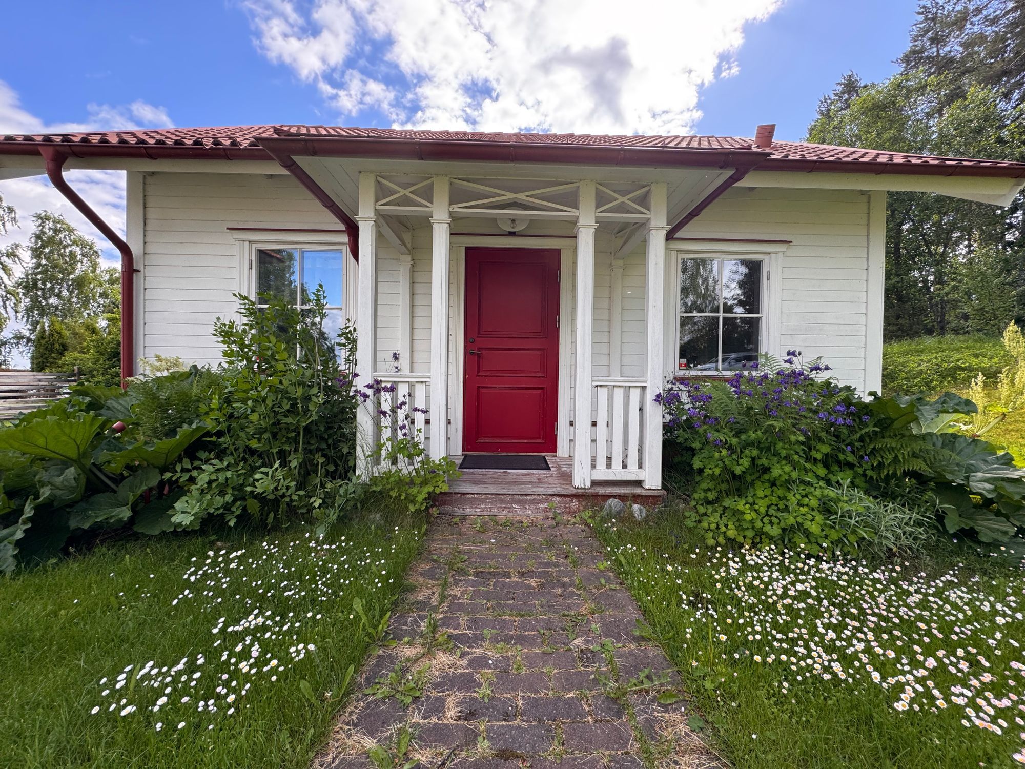 Två gästhus på sjötomt – bild 4 av 24