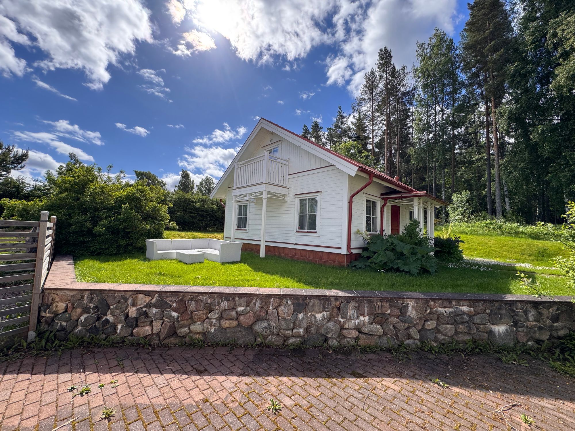 Två gästhus på sjötomt