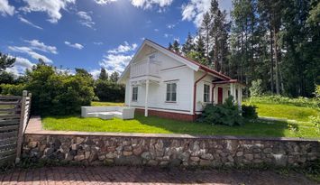 Två gästhus på sjötomt