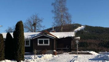 Mysig stuga på egen gård