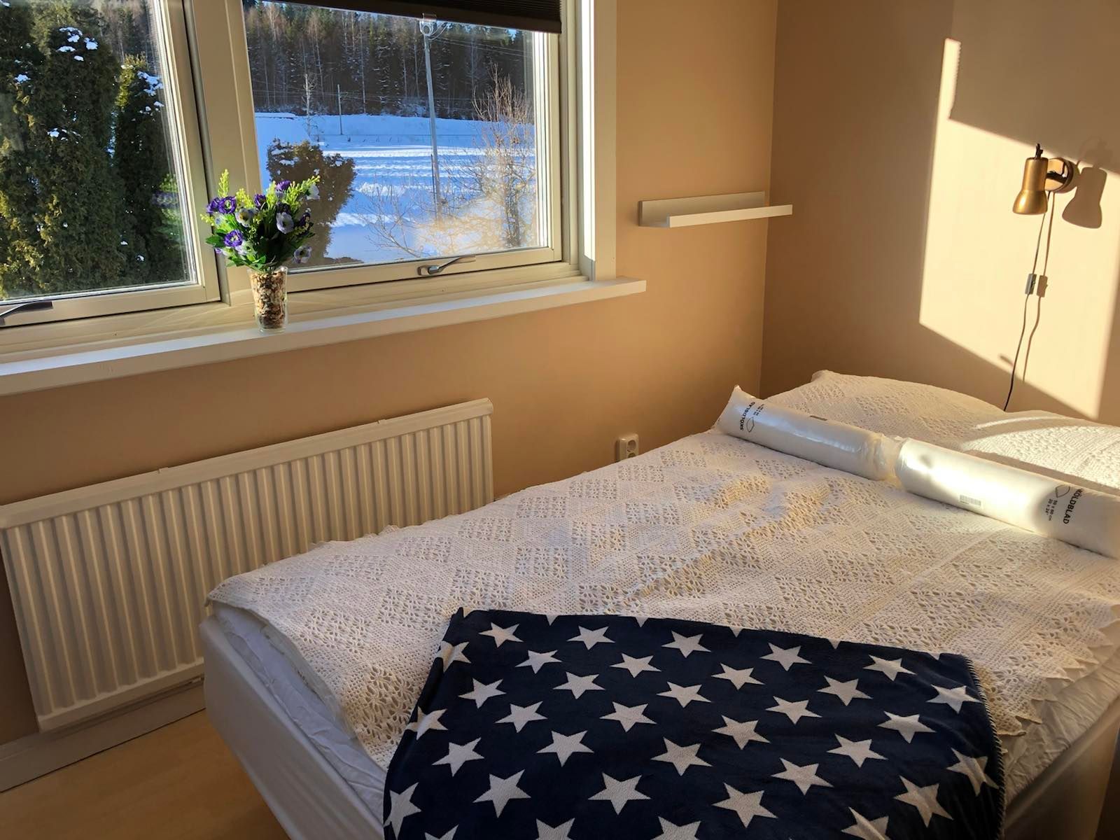 Mysig stuga på egen gård – bild 6 av 10