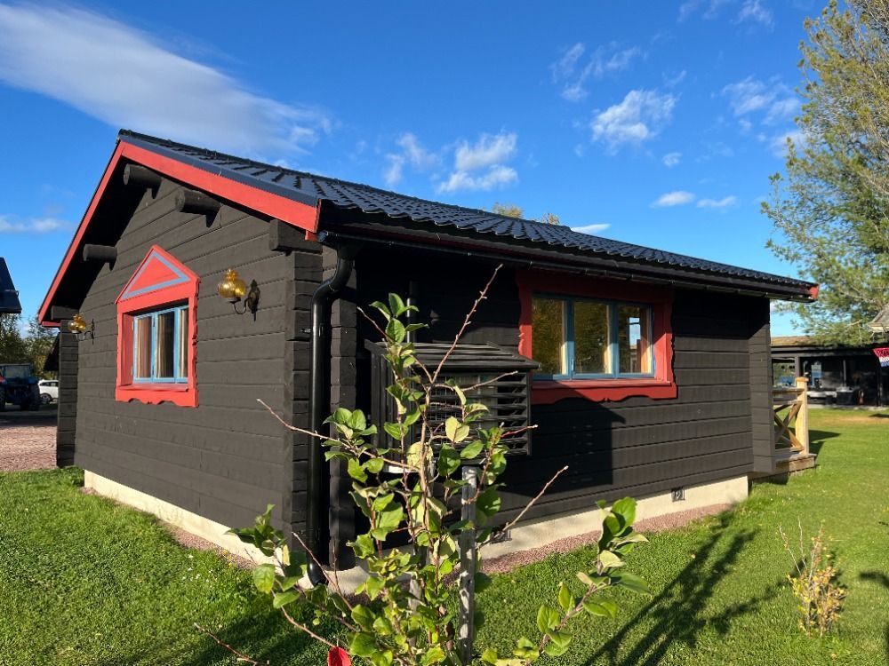 Mysig timmerstuga belägen i Bonäs vid Orsasjön – bild 2 av 17