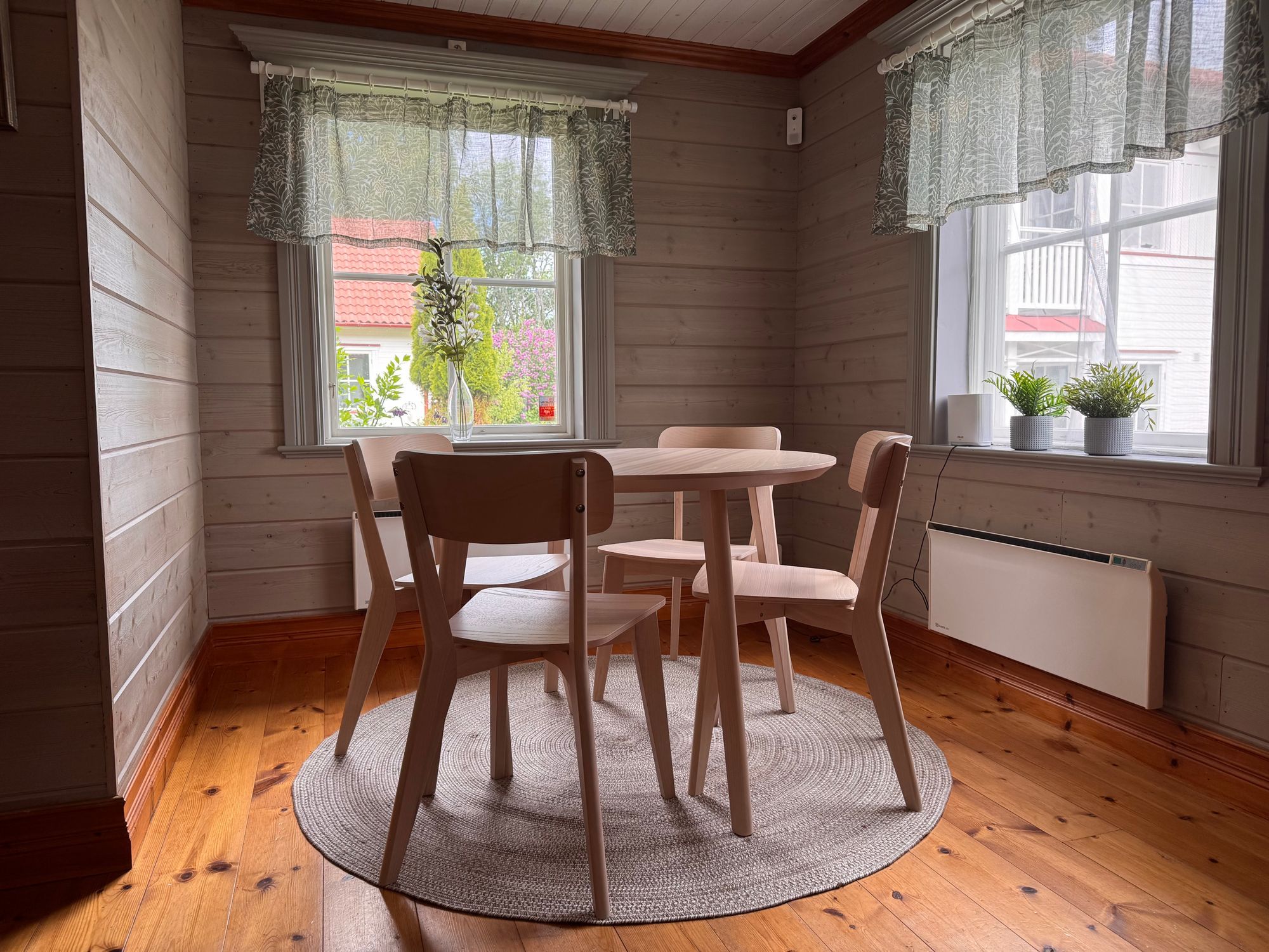 Två gästhus på sjötomt – bild 10 av 24