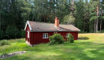 Stuga nära hav och bad. Roddbåt, egen brygga.